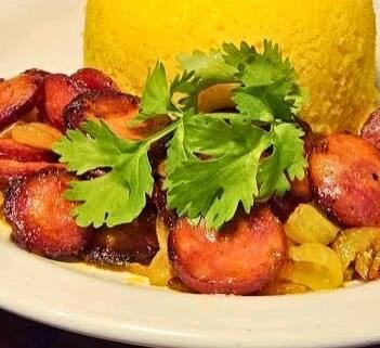 Marmita de cuscuz com calabresa acebolada