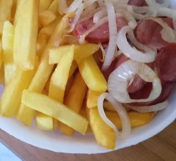 Calabresa acebolada com fritas